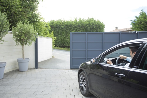 inteligentna, zdalnie sterowana brama garażowa ze smart systemem